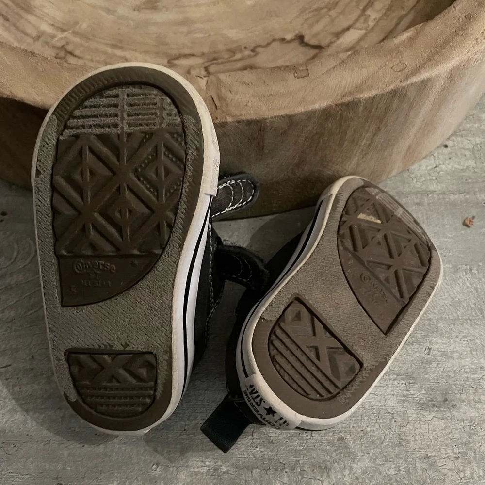 Chuck Taylor® 2V Ox (Infant/Toddler) Velcro size 5